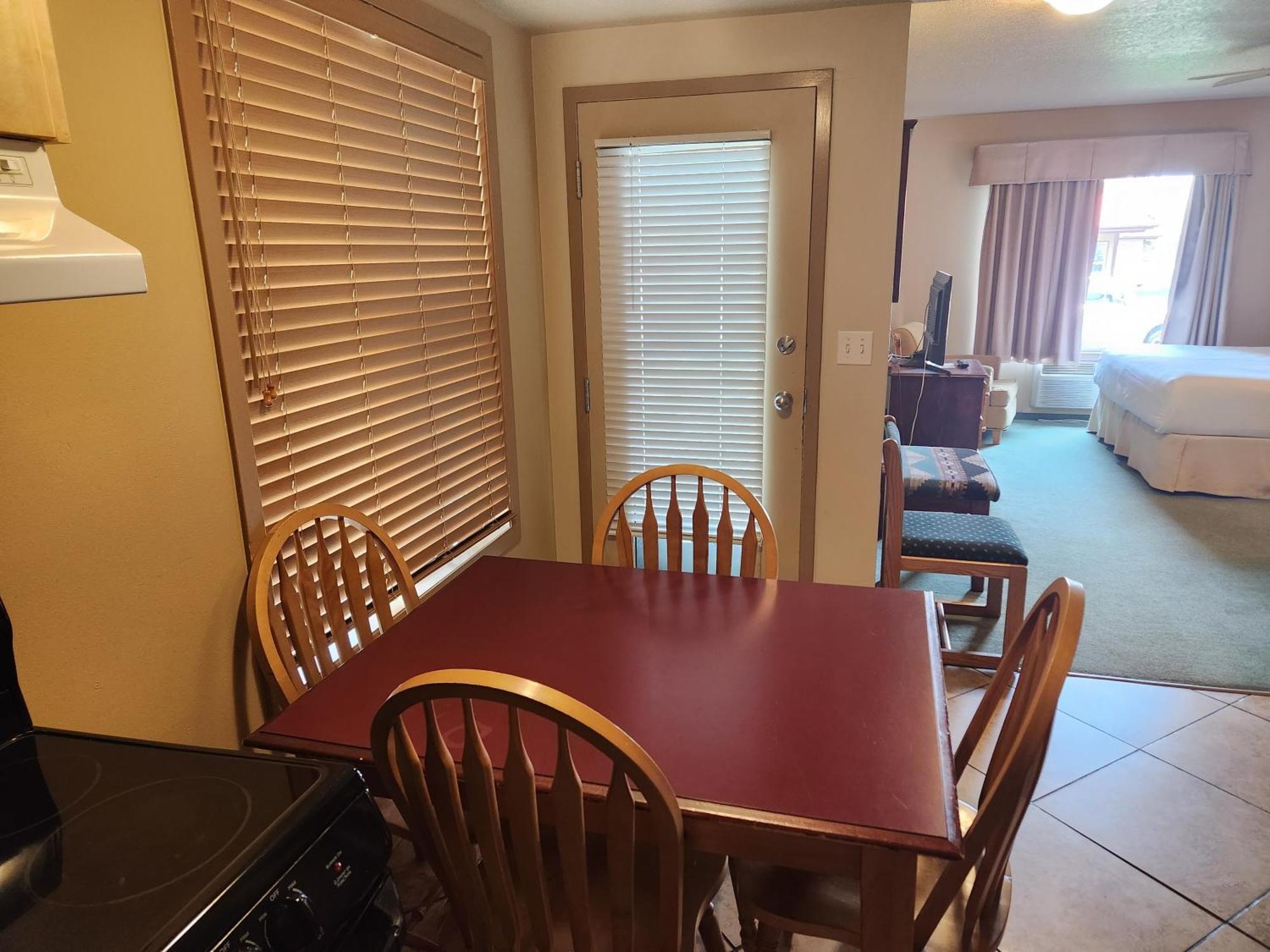 Waterton Lakes Lodge Resort מראה חיצוני תמונה